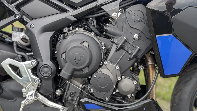 Triple mit 798 ccm, 115 PS und 84 Nm Drehmoment.