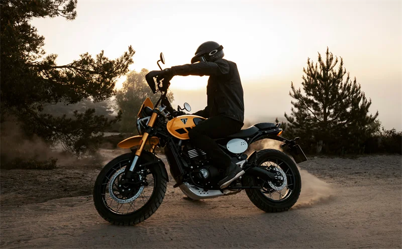 NEU: TRIUMPH SCRAMBLER 400 XC