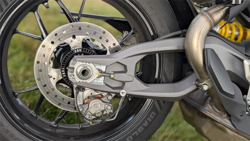 Alu-Zweiarmschwinge spart Gewicht