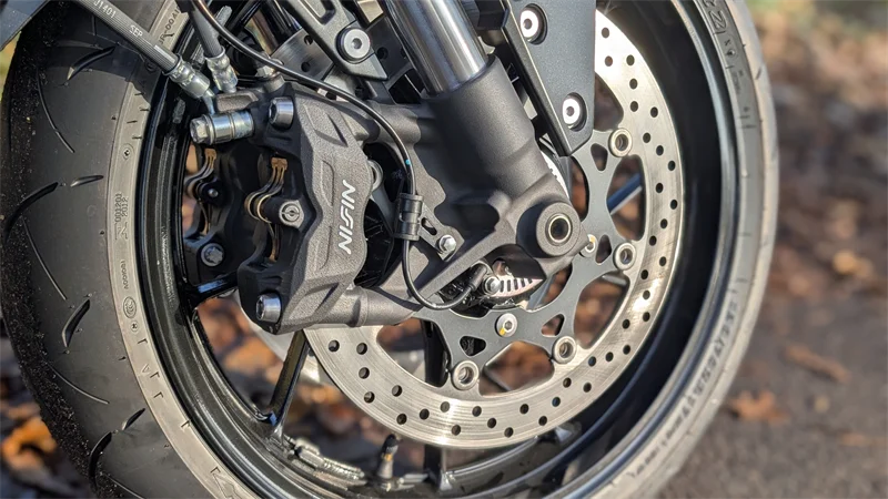 Ordentliche Bremsen von Nissin.