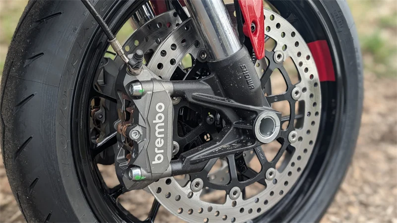 Brembo M4.32 4-Kolben-Festsättel vorne, radial verschraubt auf zwei 320er Scheiben. Bremst super.