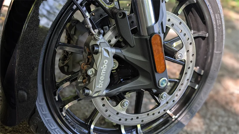 Brembo-Bremsen der Chieftain. Ordentliche Bremskraft und integrales Bremssystem.