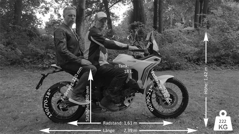 So sitzt es sich zu Zweit der der neuen Desert X: Weniger Platz als auf einem Adventure-Bike, aber dennoch genug.