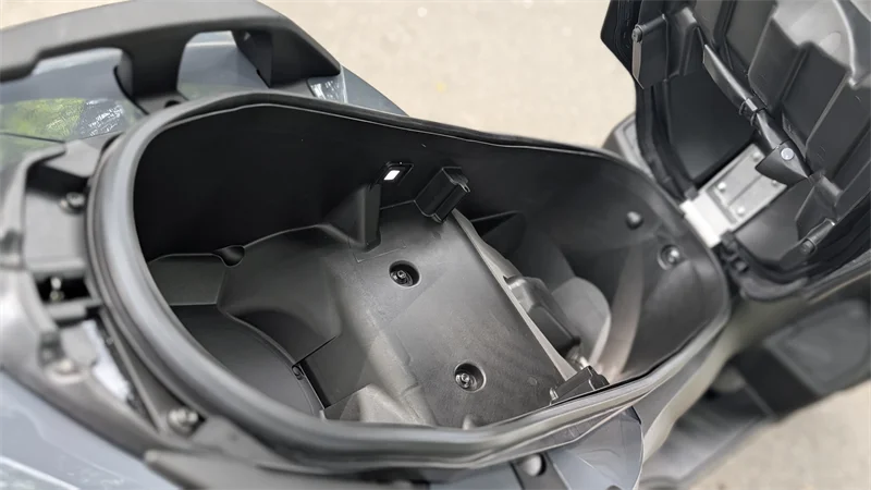 Riesiger Kofferraum mit Platz für zwei Helme