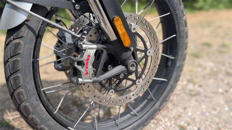Brembo Stylemas vorne (M4.30) sorgen für starke Bremsleistungen.