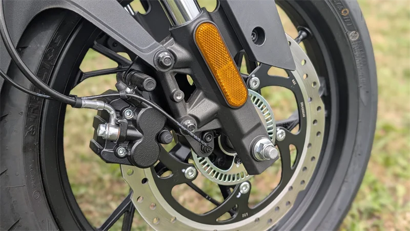 Bremse vorne. Ordentliche Bremsleistung bei der Voge R125 S.