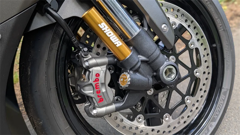 Brembo Stylemas M50 auf 330er Scheiben. Das bremst. Aber richtig.