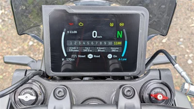 Cockpit der Husqvarna Svartpilen 401