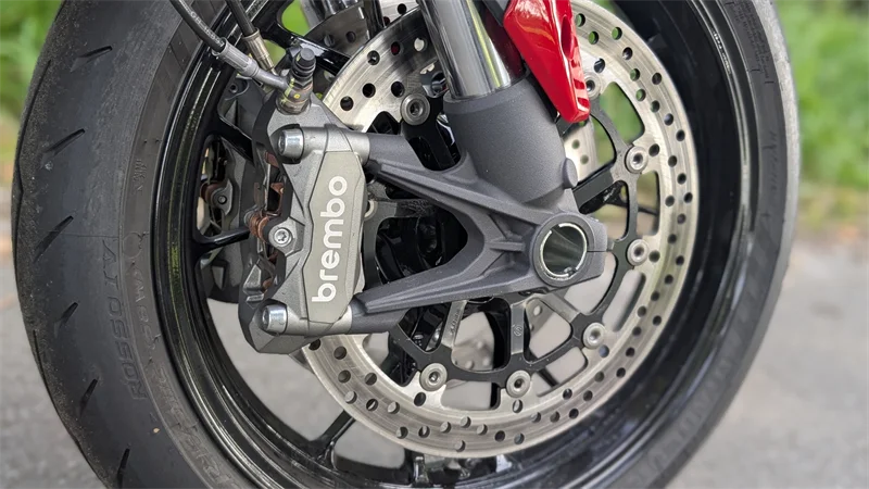 Bremsen: Brembo M4.32 bei der Standard, M50 bei der SP. Bremst super.