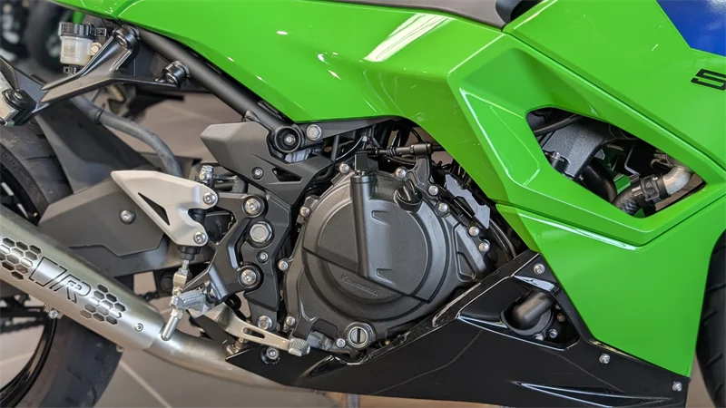 Motor: Munterer Reihentwin mit 45 PS, die sich nach mehr anfühlen.